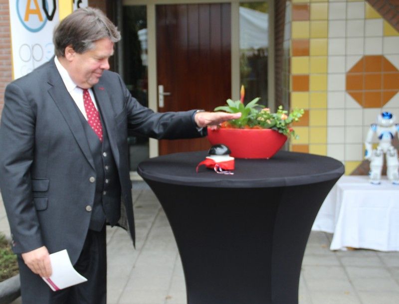 Commissaris van de Koning Drenthe Jacques Tichelaar in gepsprek met Zora. Lid Raad van bestuur Jan de Goede houdt de microfoon vast.