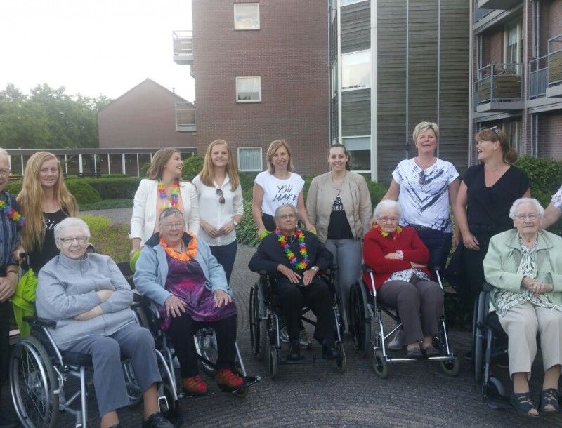 Afgelopen week namen klanten van Wijkverpleging Tangenborgh uit Nieuw-Amsterdam en medewerkers uit het zorgteam deel aan de Wandelvierdaagse in het dorp. Een leerling van het Hondsrugcollege had deze activiteit georganiseerd in verband met een opdracht van school. De wijkverplegingklanten en zorgmedewerkers hebben onder goede weersomstandigheden genoten van de Wandelvierdaagse.
